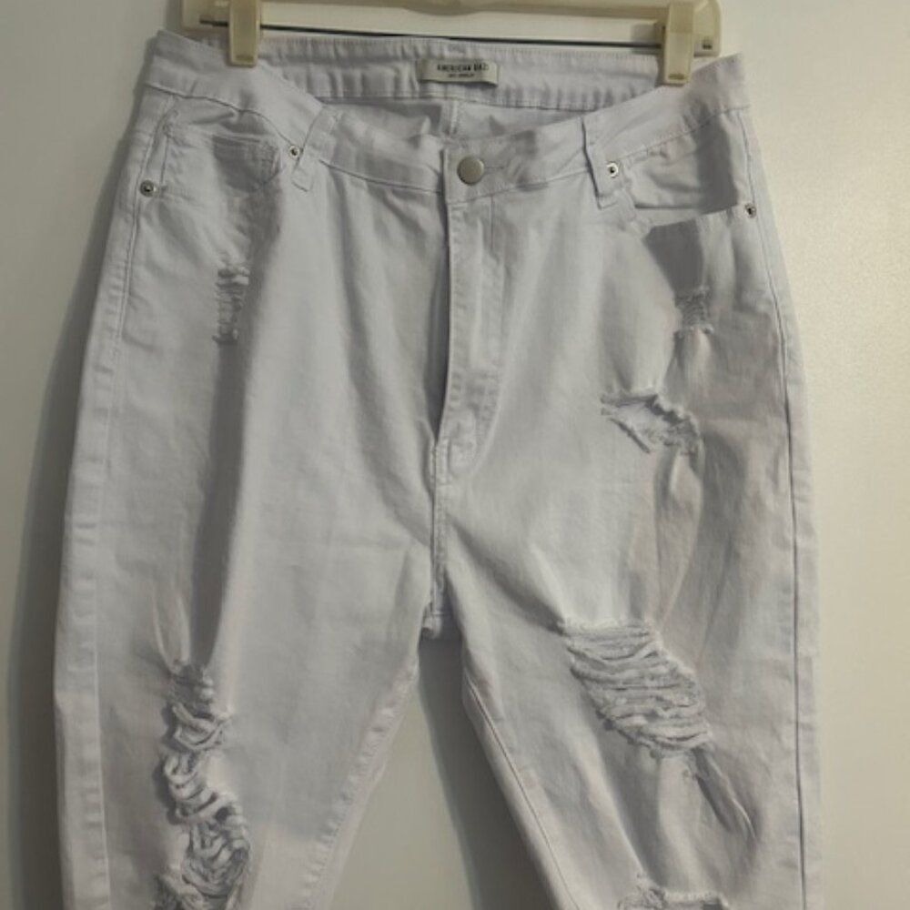 American Bazi White distressed Bermuda shorts, size 2X